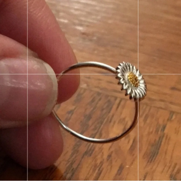 Beautiful Sterling Silver .925 Daisy Thin Ring SZ 8.75 - Picture 3 of 3